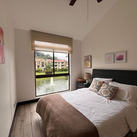 Cr Mariposa Rentals Lakeview Penthouse With Office Space, Pool, Gym, Tennis サンタ・アナ エクステリア 写真