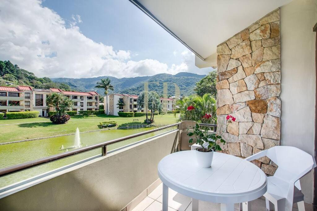 Cr Mariposa Rentals Lakeview Penthouse With Office Space, Pool, Gym, Tennis サンタ・アナ エクステリア 写真