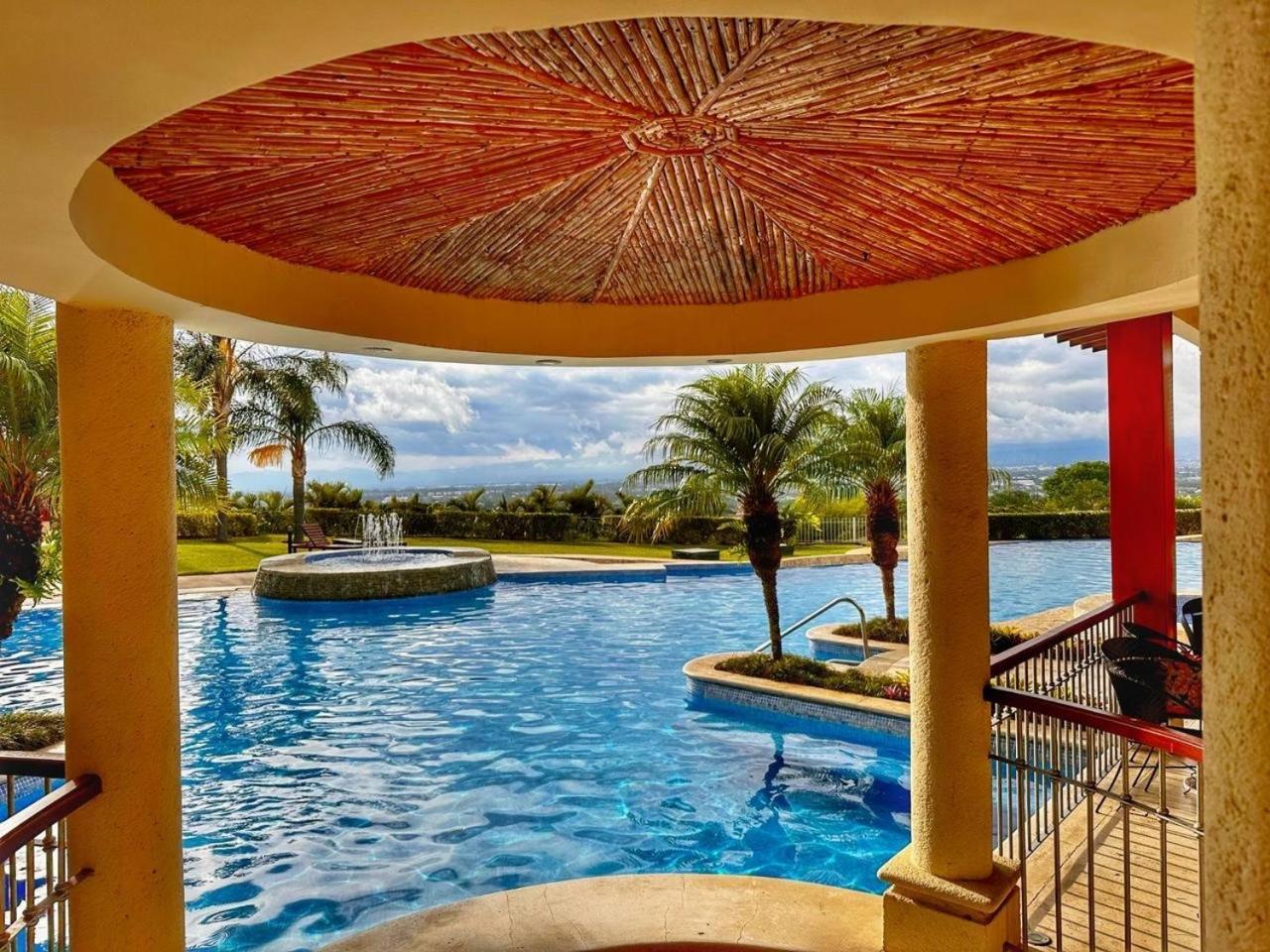 Cr Mariposa Rentals Lakeview Penthouse With Office Space, Pool, Gym, Tennis サンタ・アナ エクステリア 写真