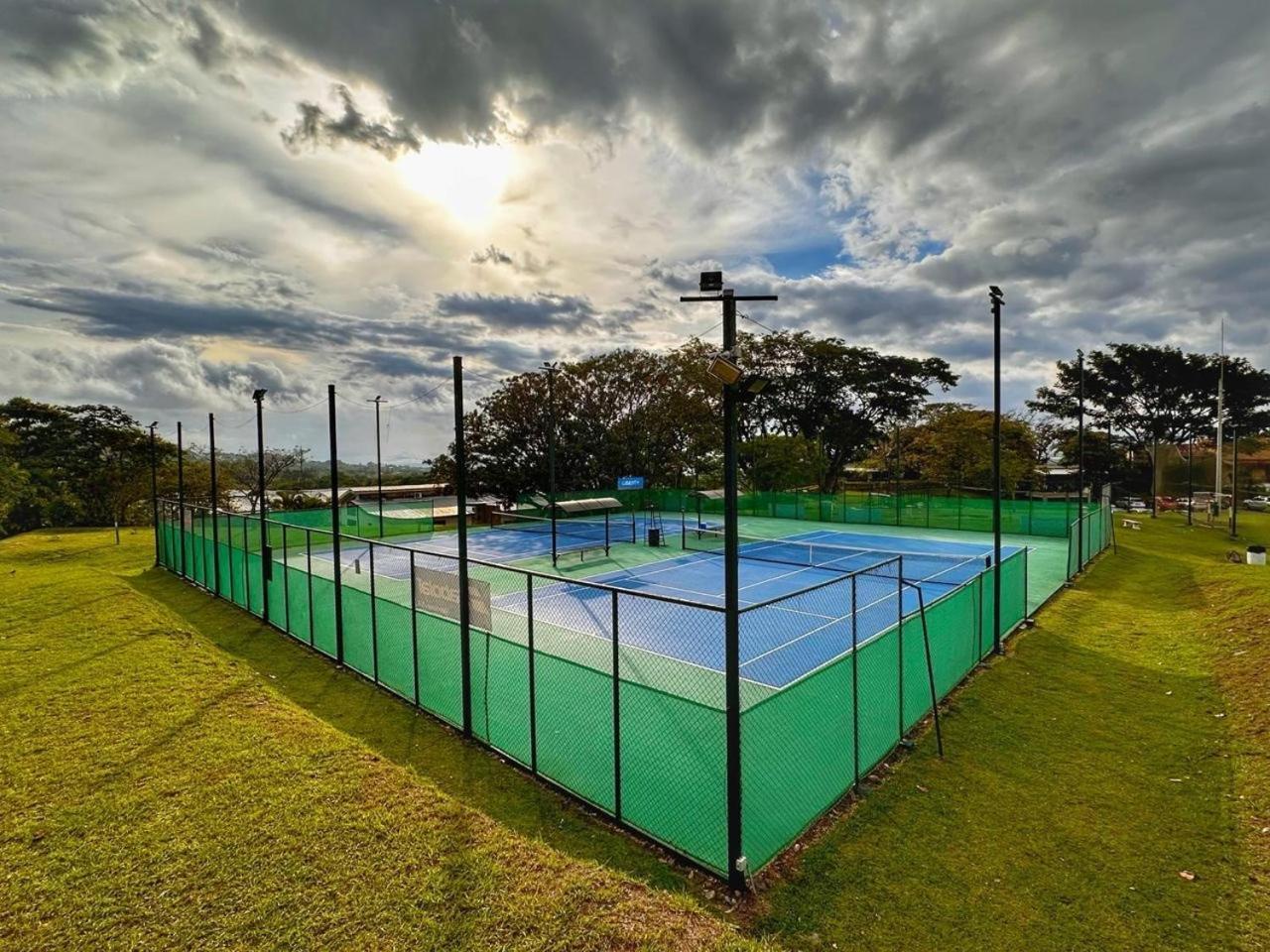 Cr Mariposa Rentals Lakeview Penthouse With Office Space, Pool, Gym, Tennis サンタ・アナ エクステリア 写真